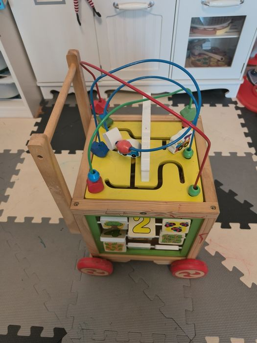 Antemergator din lemn cu activitati