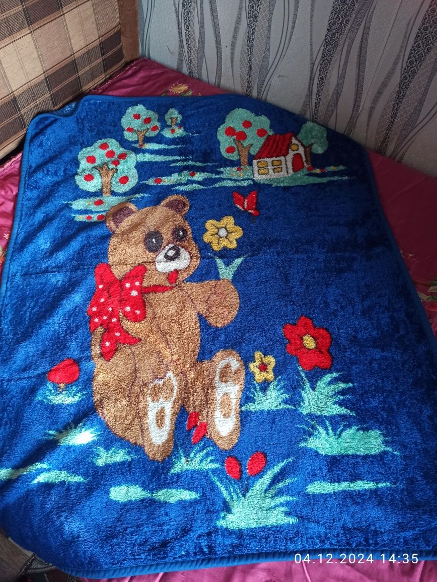 Продам одеяла, пледы, конверт на выписку.