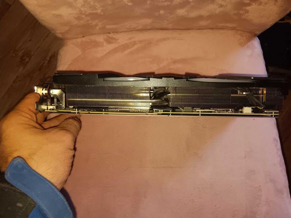 NVIDIA GeForce RTX 2080 Ti 11GB GDDR6-тествана, с хардуерни артефакти