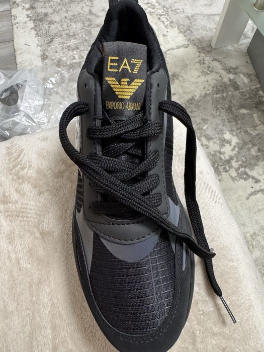 Adidasi Armani nepurtati