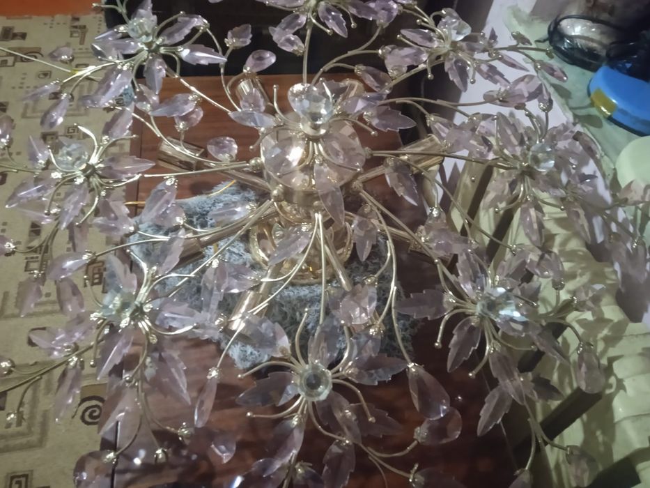 Продаю люстру состояние нормальное не пишите звоните срочно продаю