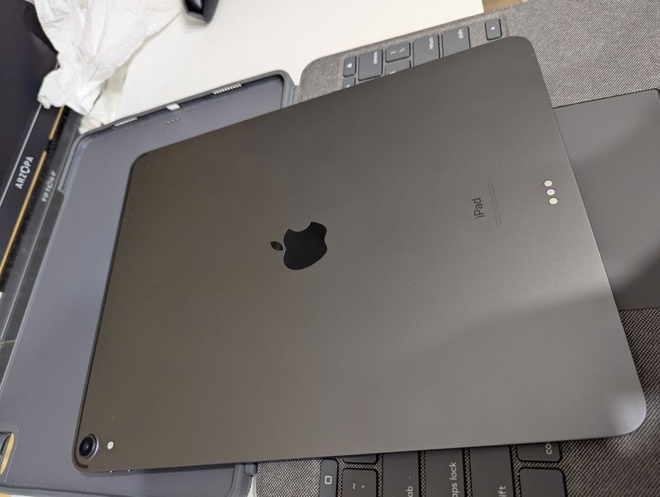 iPad Pro 3 Gen 12.9 inch 256GB Wi-Fi + Logitech case + Apple Pencil 2