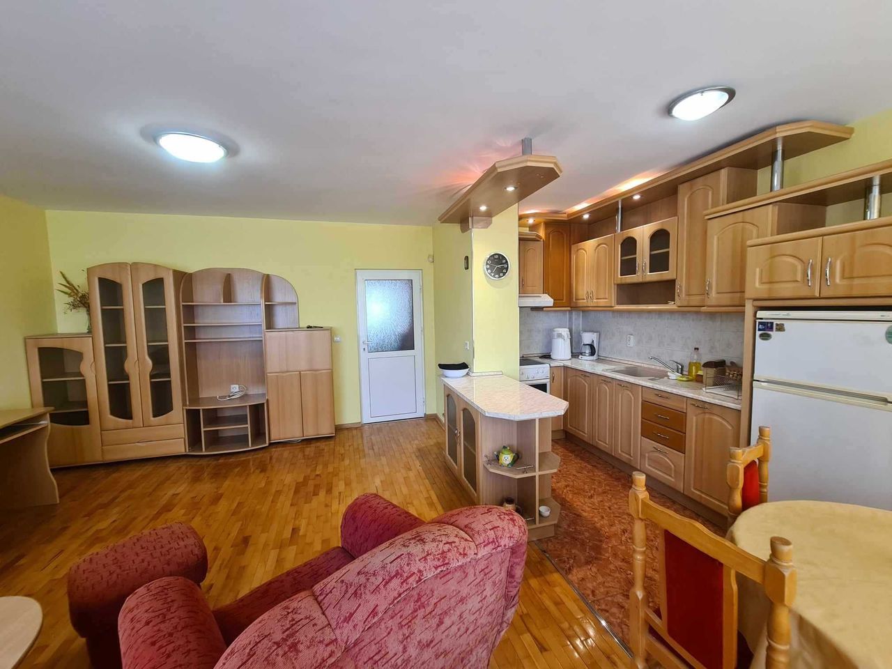 Продава се Тристаен апартамент в Хасково, Дружба 1 - 91 кв.м за 1154 €/кв.м - Снимка #1