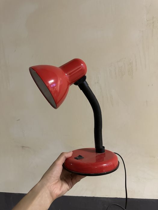 Лампа настольная в красном цвете