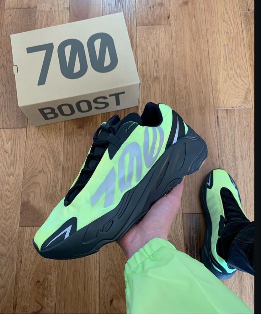 Pantofi Sport Adidas Yeezy Boost 700 MNVN Phosphor- 100% originali
