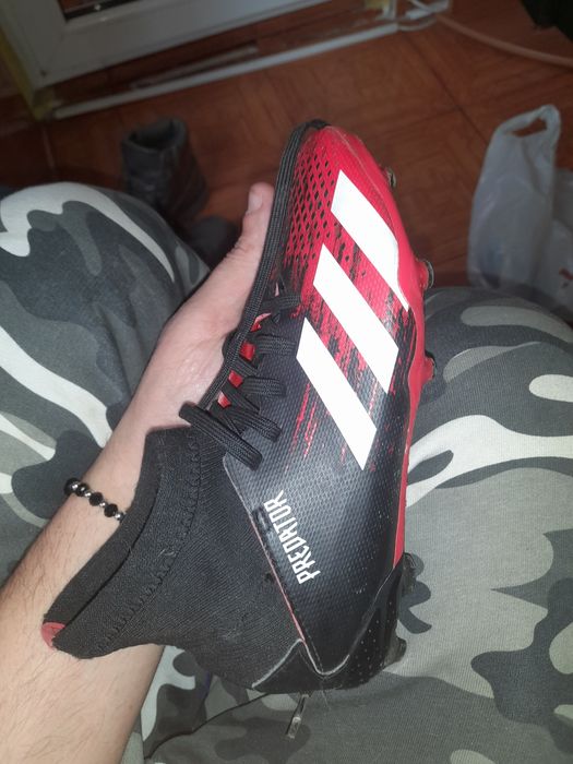 Vând adidasi de fotbal adidas predator