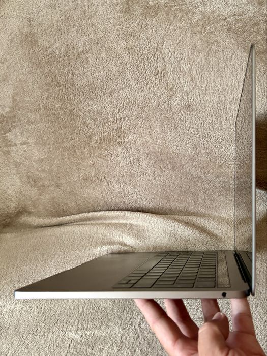 Macbook Pro 13”, 206 cicluri, stare excelentă