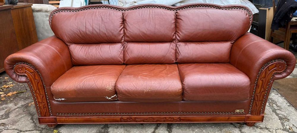 2 buc Canapea Fixa Vintage din Piele cu ornamente sculptate din Lemn