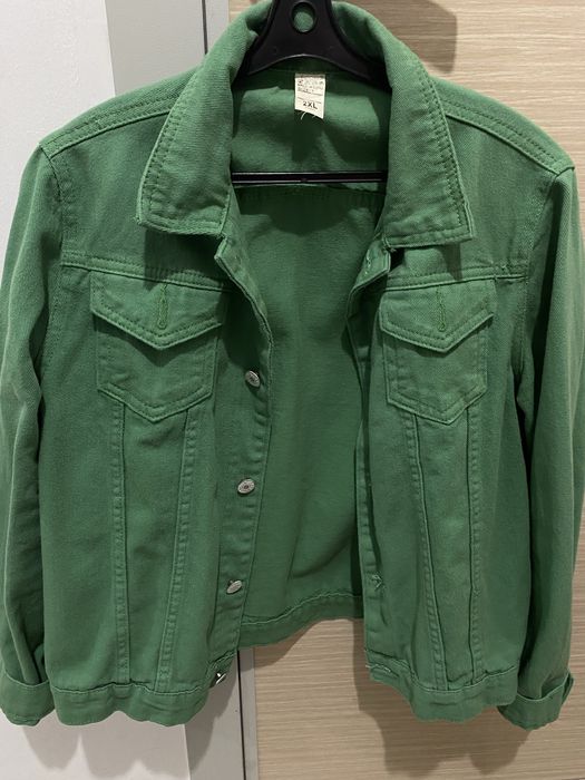 зеленая джинсовая куртка