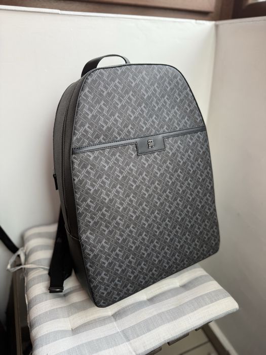 Tommy Hilfiger rucsac de oras unisex cu logo gravat in fata negru nou