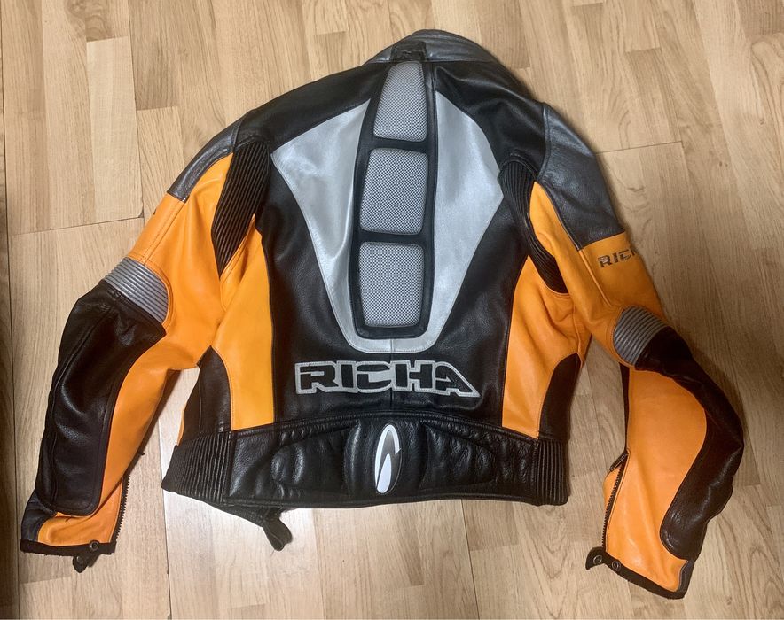 Vând geaca moto din piele cu protecții