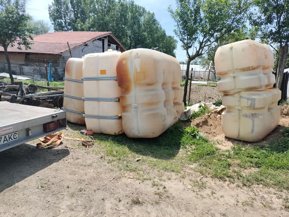 Vând bidoane plastic de la 1000/la 3000 litri.