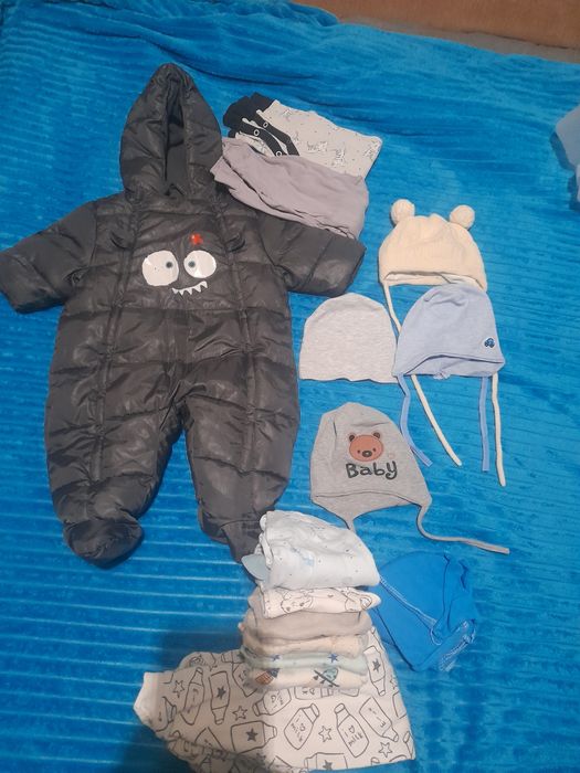 Отдам 6 ползунков ,шапочки ,3слипа,комбенизон