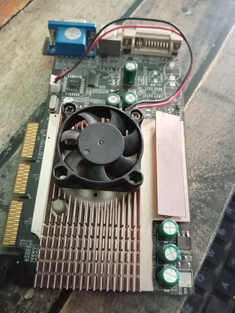 Vând trei placi video 128 GB 64 biț