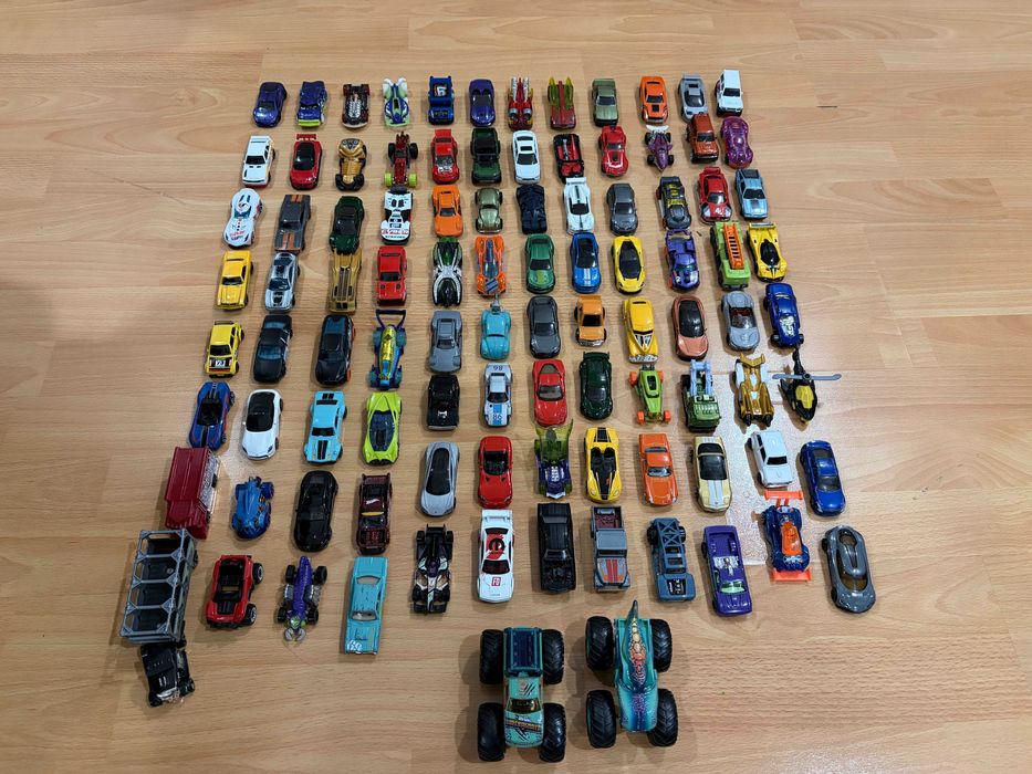 Продавам Hot Wheels коли!