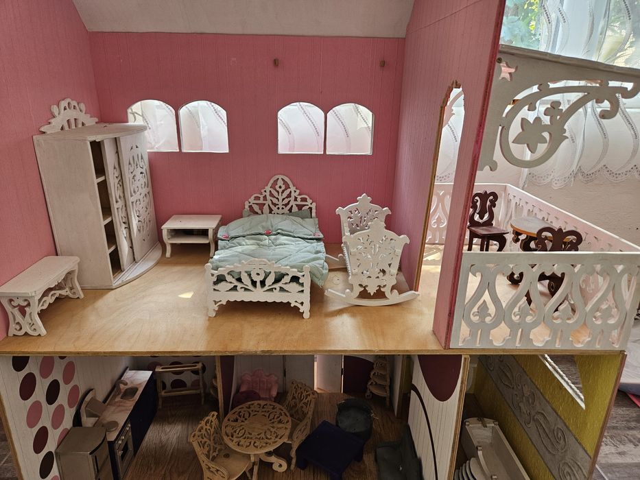 Красива къща за кукли