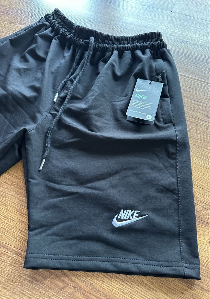 Мъжки,памучни,черни къси панталонки Nike с бродирано лого,класически