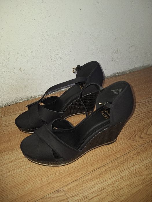 Нови обувки на платформа