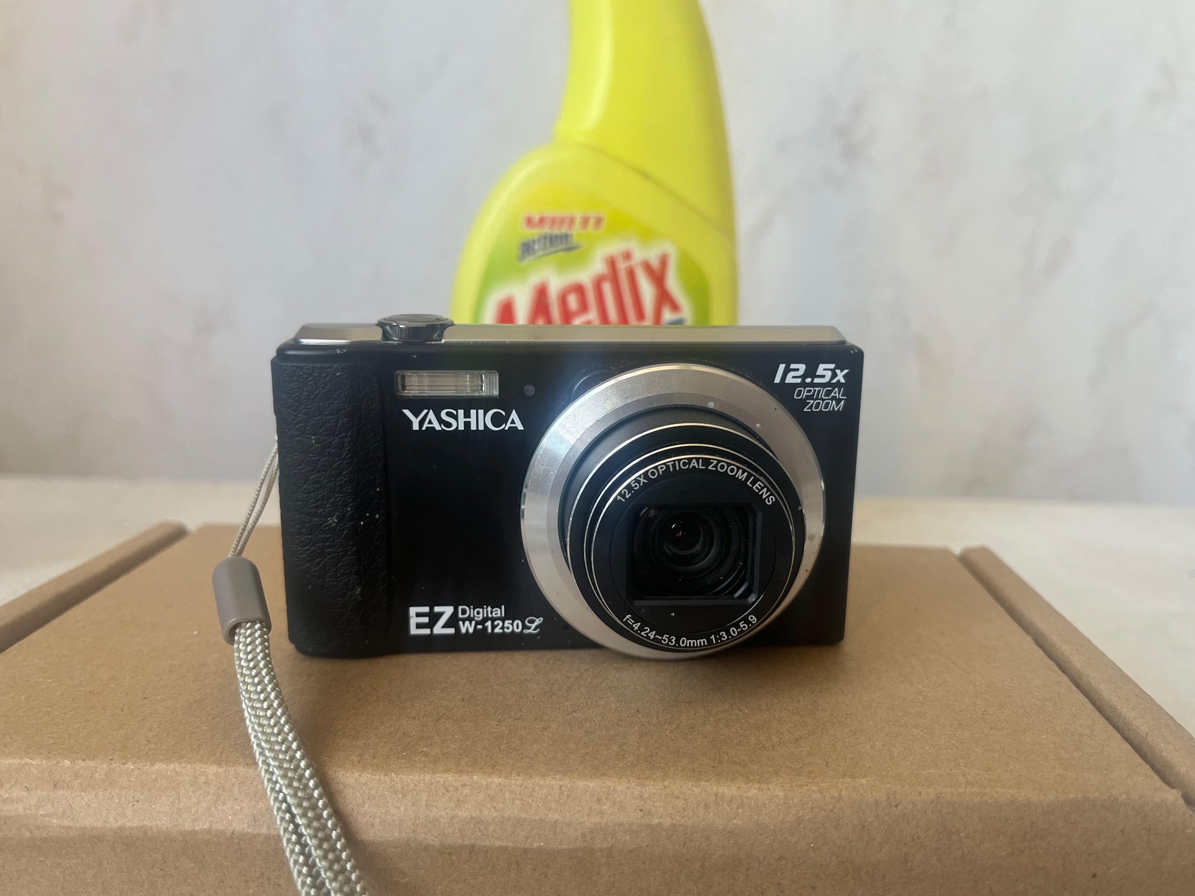 Yashica digital W-1250L