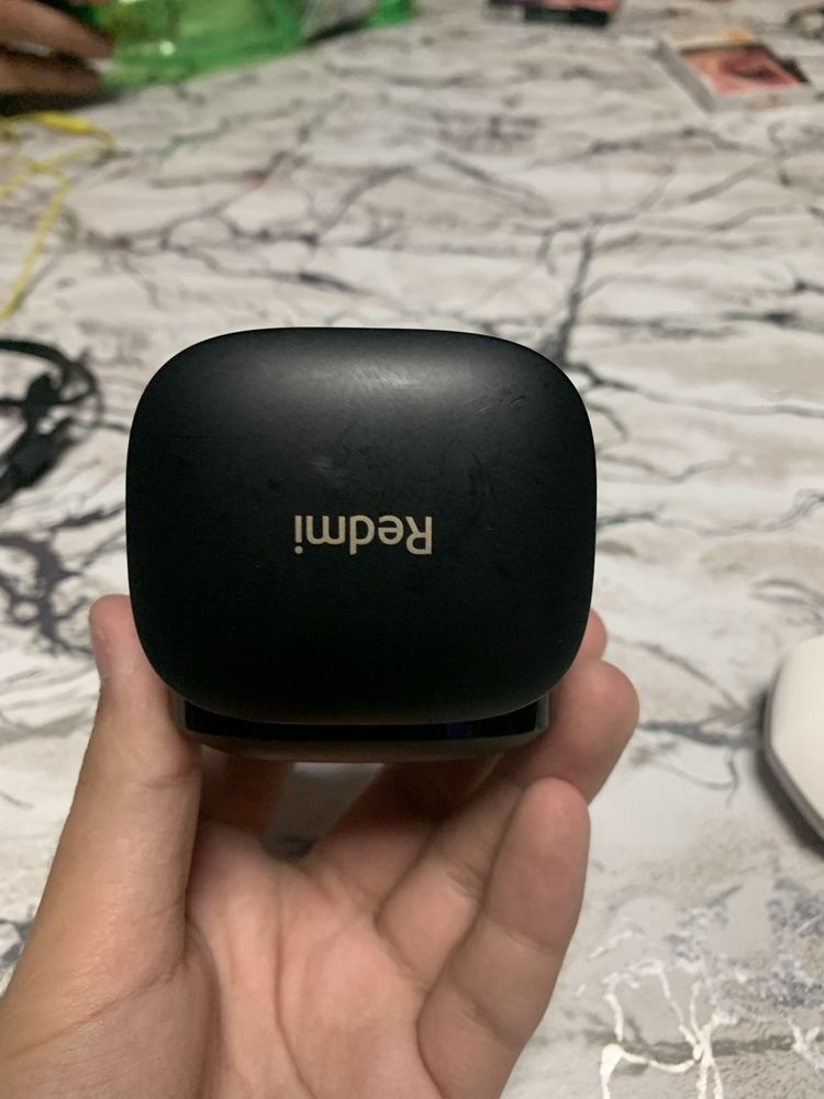 Продаются наушники Redmi Buds 6 пользовались аккуратно и осторожно!
