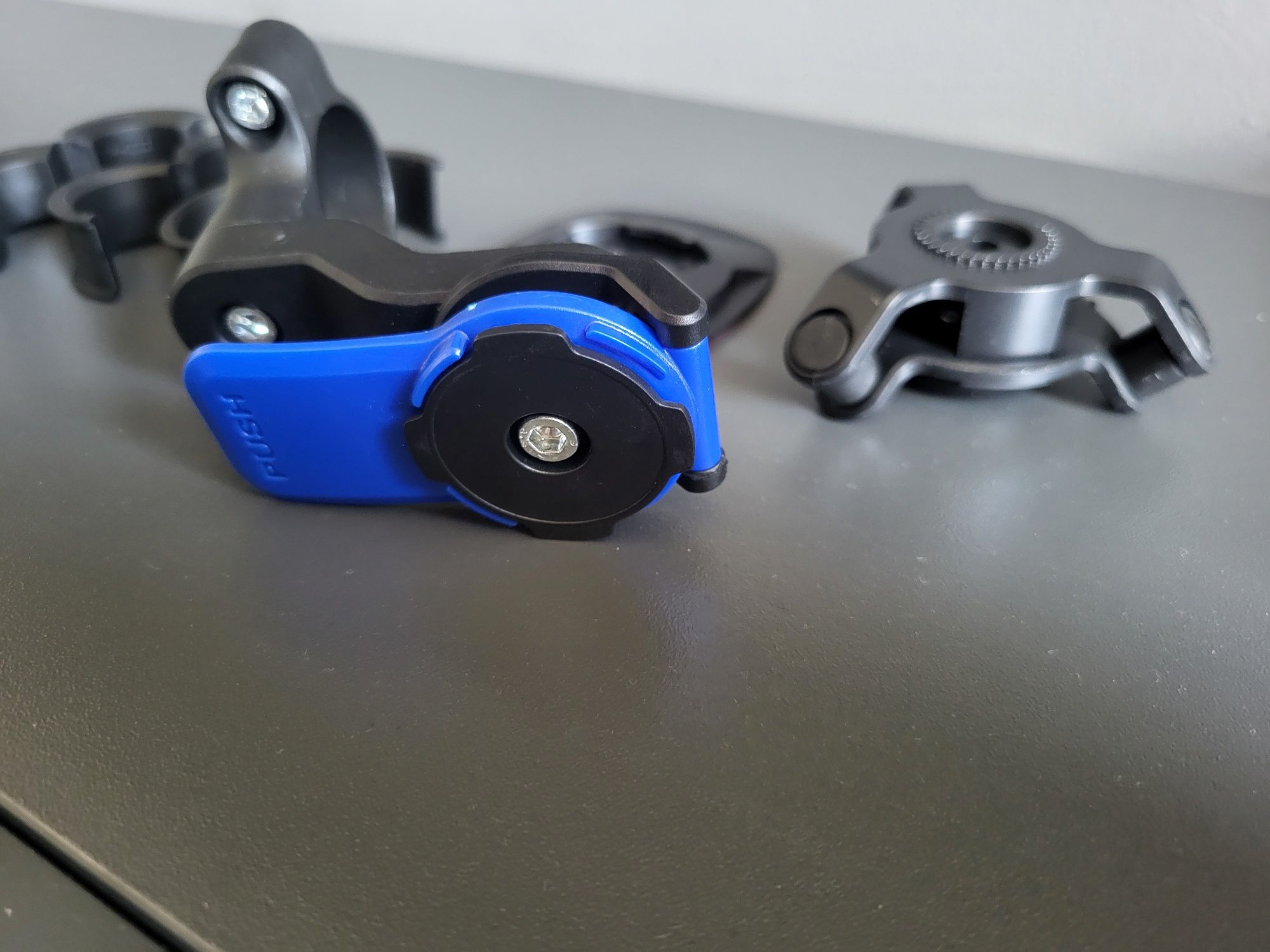 Suport telefon tip quadlock nou
