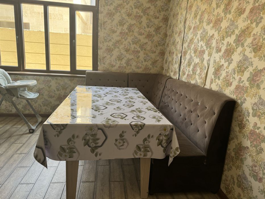 Угловой диван и стол