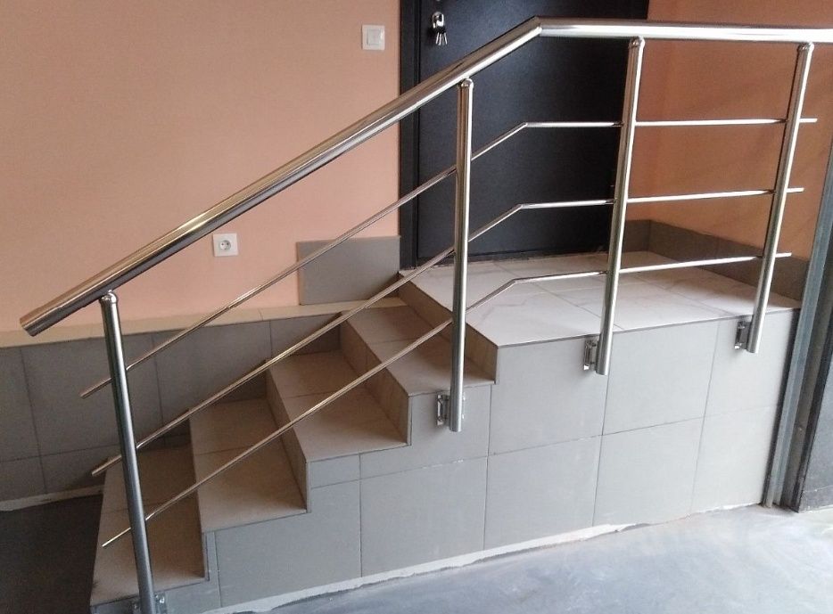 Перила из нержавеющей стали.