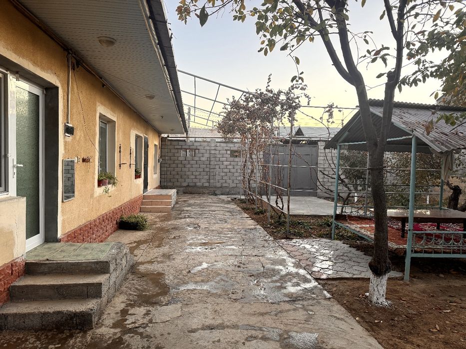 Xovli sotiladi 8 sotok Qibray tumani. Barcha sharoiti uy ichida