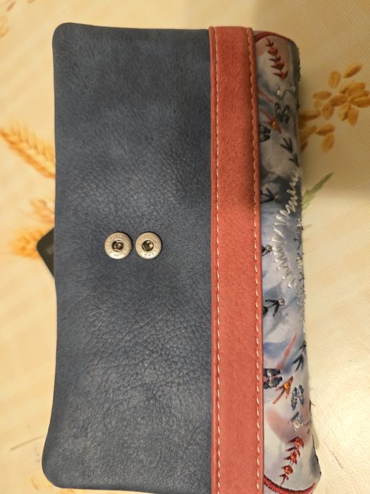 Продавам нов дамски портфейл анеке, среден размер