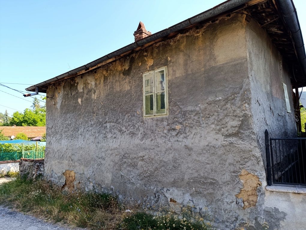 Къща с двор в с.Кътина