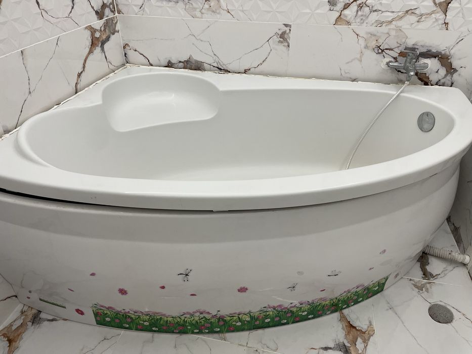 Cada baie pe colt stanga in stare excelenta