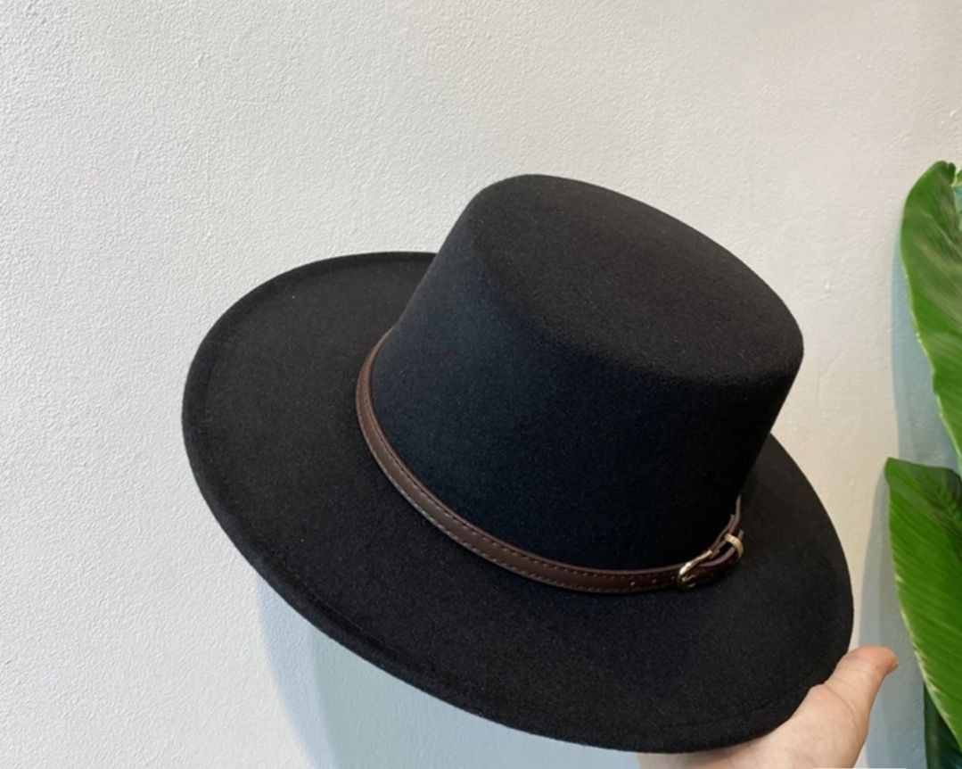 Дамска шапка - в черно или кафяво
