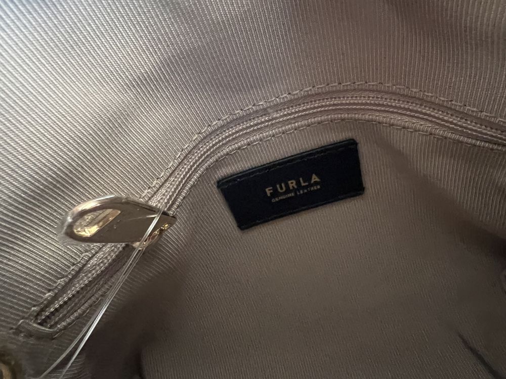 Furla VITTORIA S Crossbody Magnolia. Нови,100%оригинал, сериен номер.