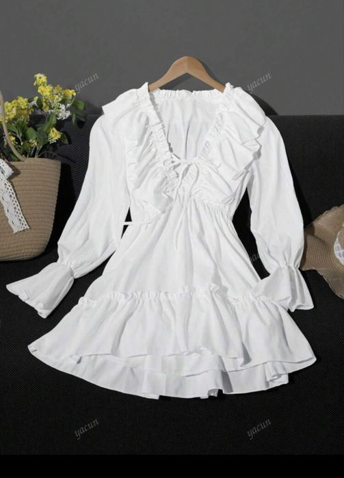 Красива Бяла рокля