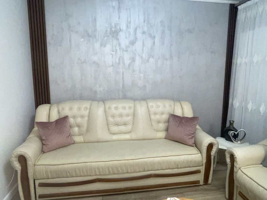 Vând Set canapele din piele de culoare alb/ crem extensibila