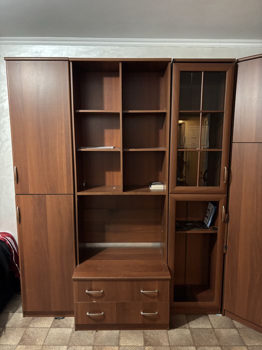 Шкафы с полками.