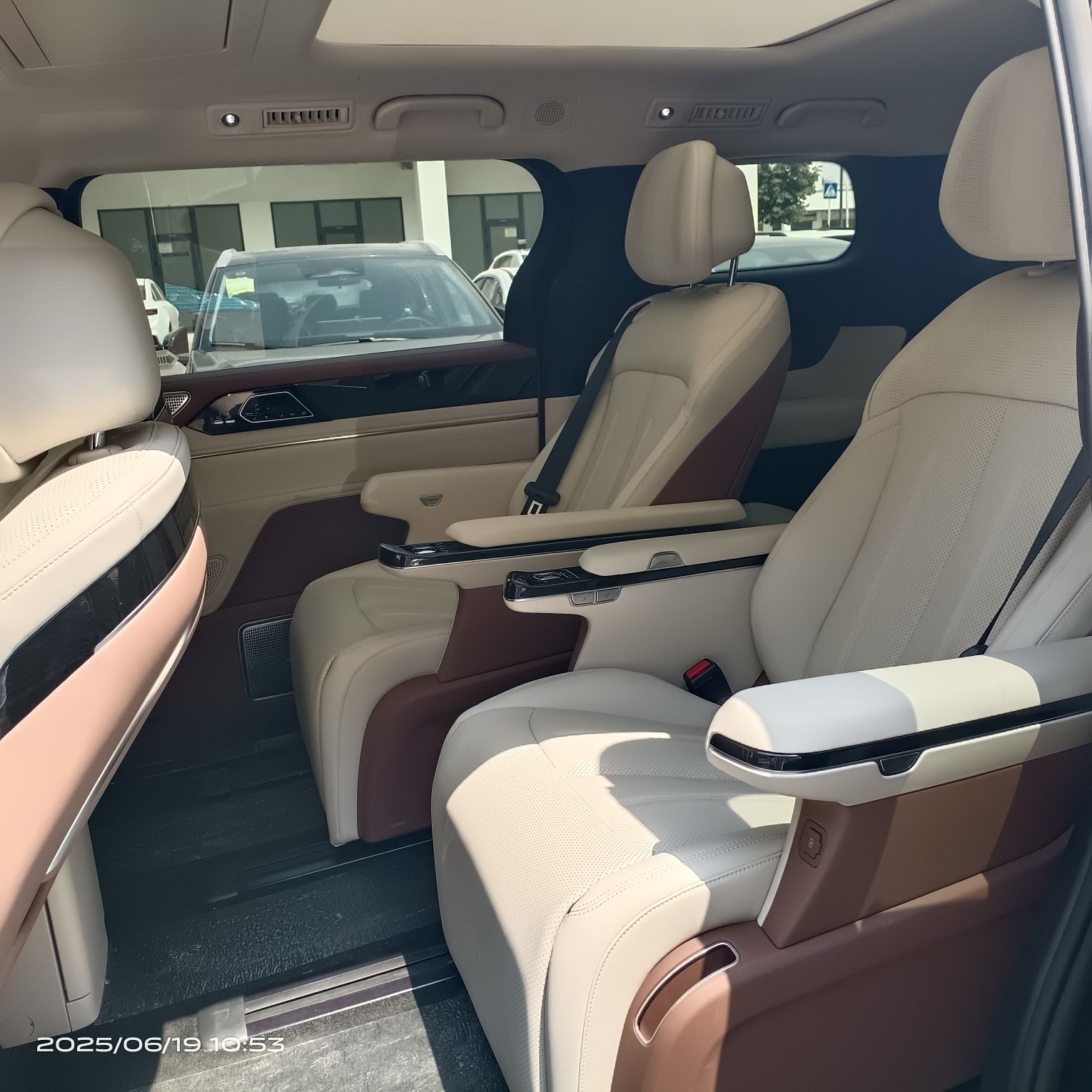 BYD XIA hybrid 7 kishilik oilaviy moshina