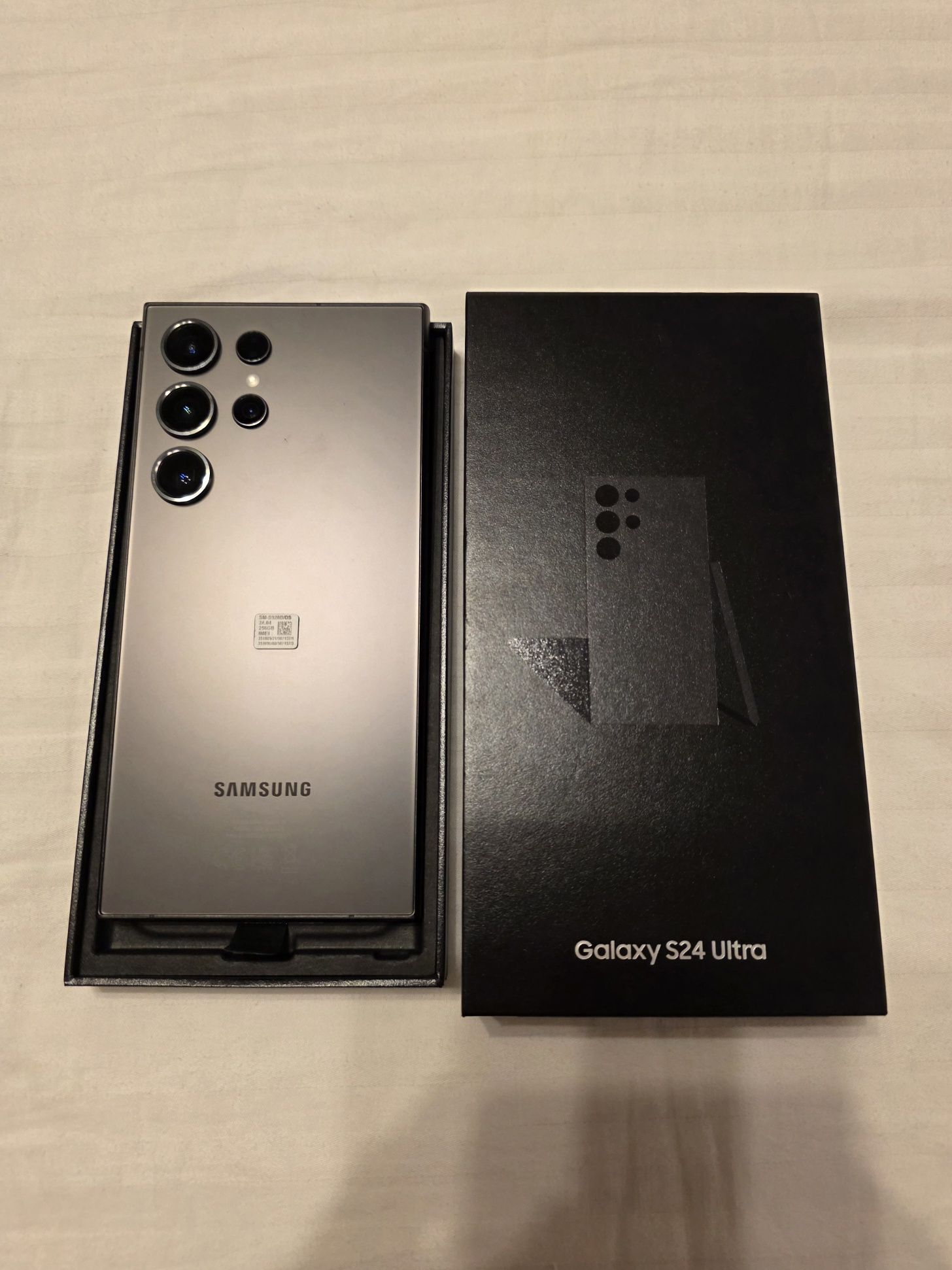 Vând Samsung S24 Ultra 5G, dual sim, Titanium black