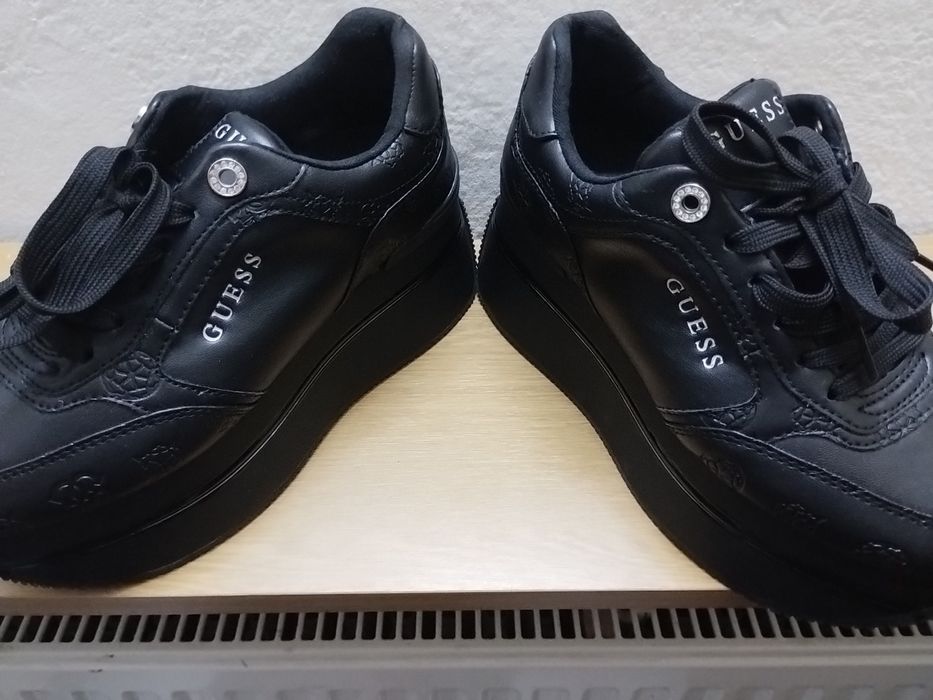 Vand încălțăminte de piele firma încălțămintea este noua ,