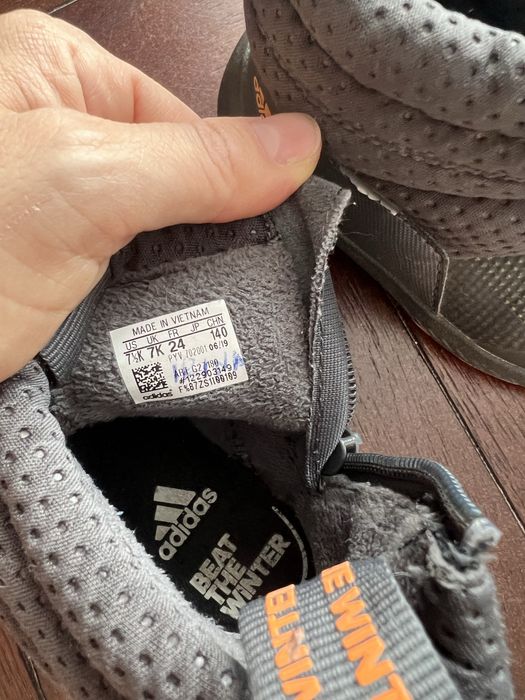 Ghetute adidas imeprmeabile in stare perfecta