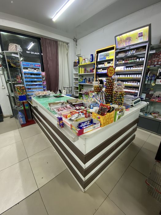 Полки, витрина, кассовый стол, стеклянные полки витражи