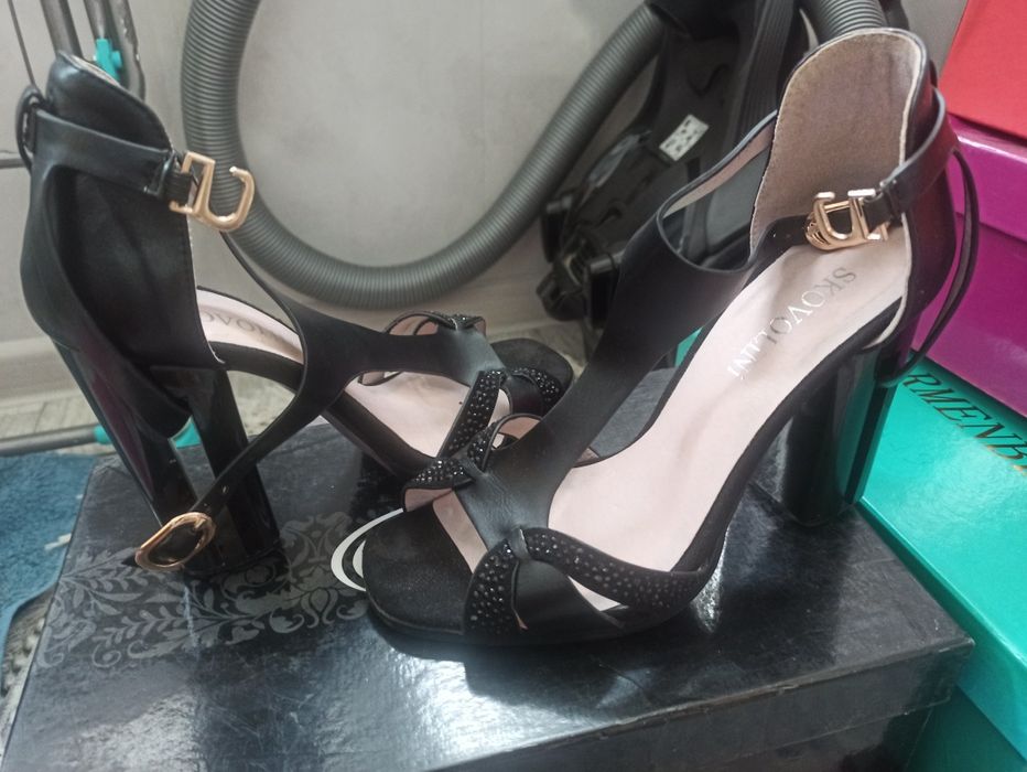 Аяқ киімдер сатылады