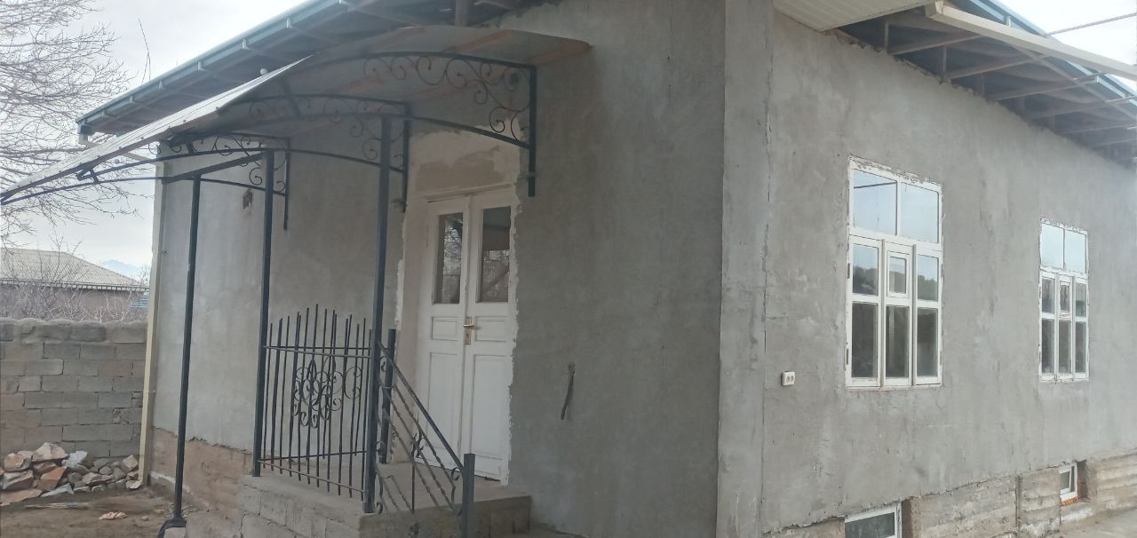 Hovli 10 sotix, 4 xona, mevali daraxtlari bilan...