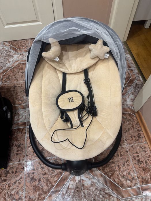 Стол за кола Kinderkraft и ел. люлка Moni