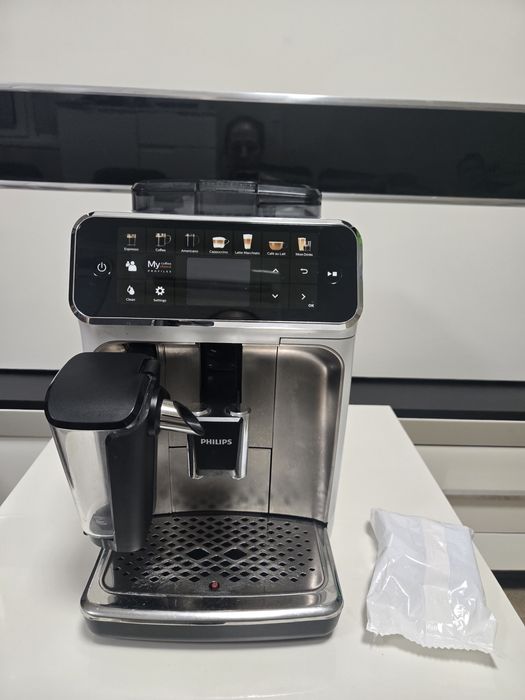 Автоматична кафемашина Philips Series 5400, EP5443