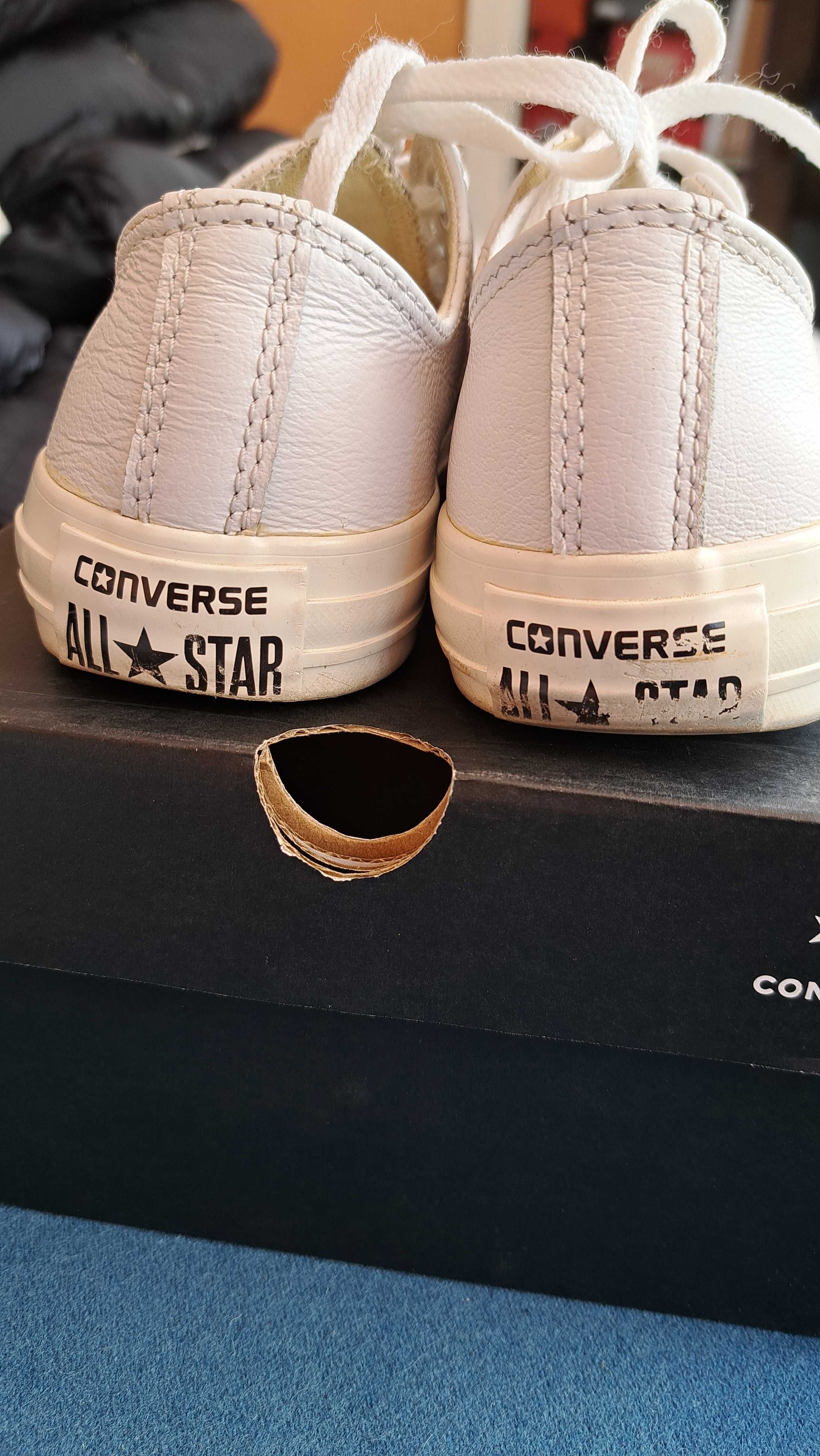 Бели кецове Convers