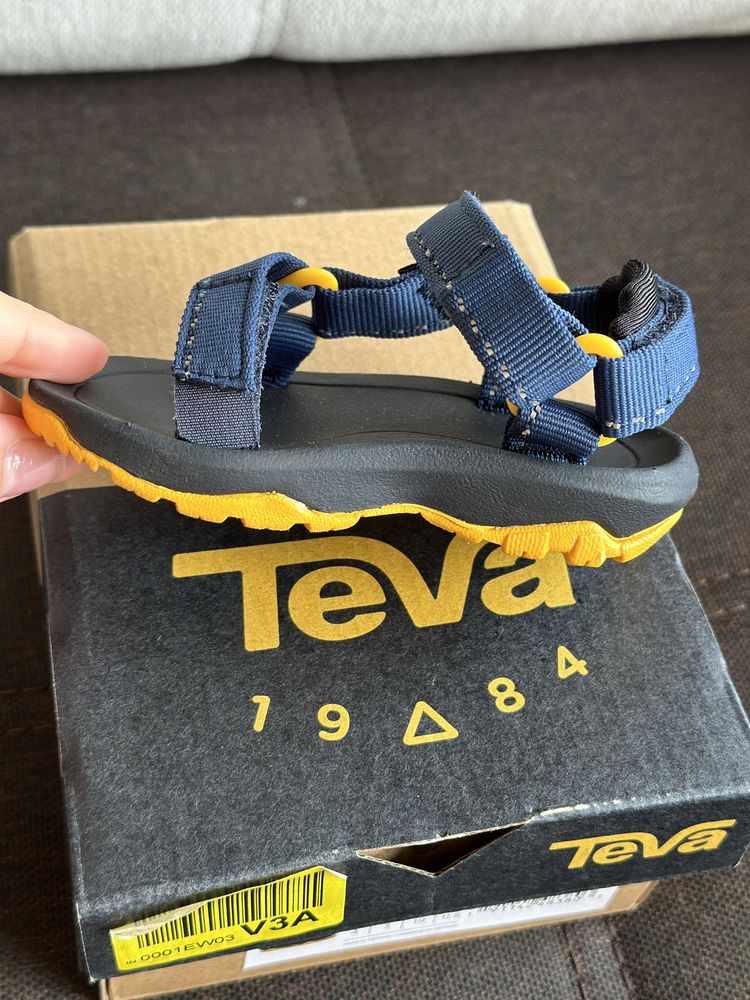 Чисто нови ортопедични сандали на Teva