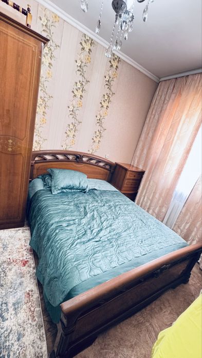 Спальный кровать с шифоньером две тумбы комод