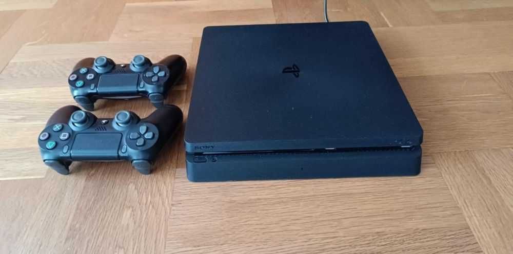 Playstation 4, 500GB с 2 джойстика и 3 игри
