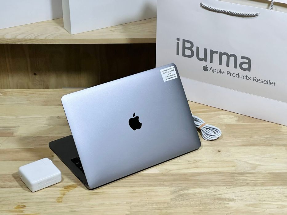 MacBook Pro cu TouchBar impecabil